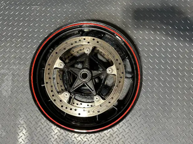 2017 BMW S1000RR cast rims in Motorcycle Parts & Accessories in Longueuil / South Shore - Image 4