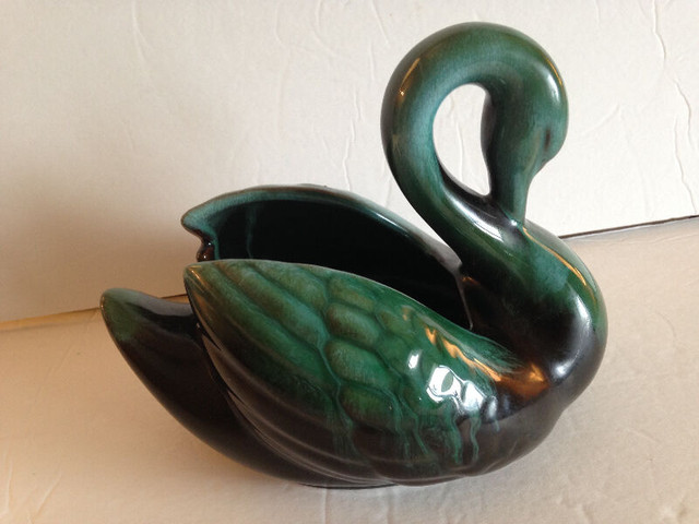 Blue Mountain Pottery Swan Green Black Art Planter in Arts & Collectibles in Winnipeg