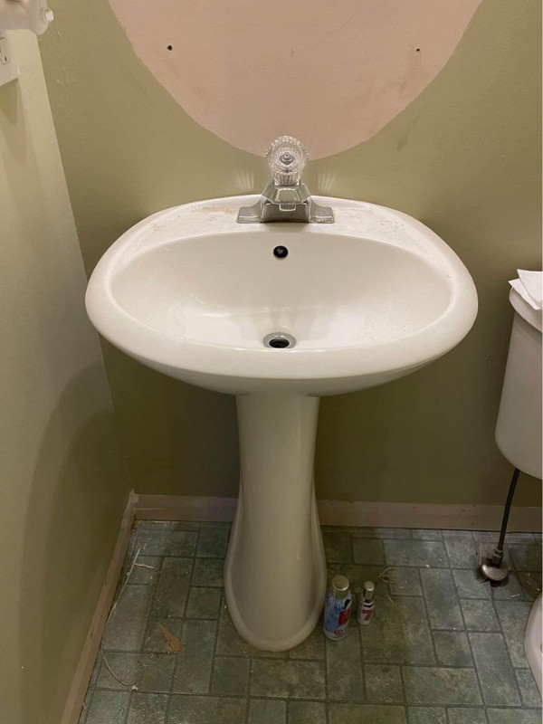 Beautiful White Toilet & Pedestal Sink + Taps. Fixture Light in Plumbing, Sinks, Toilets & Showers in Kingston - Image 2