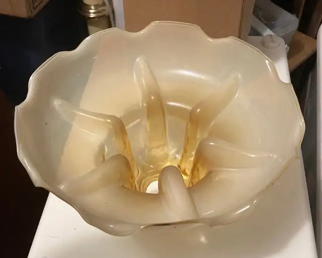 ONE Mid Century Murano 2-Tone Chandelier Glass Lampshade - $75 in Indoor Lighting & Fans in City of Montréal - Image 3