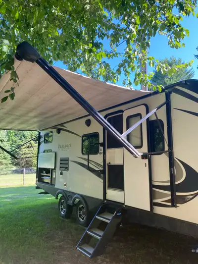 Travel trailer,outside kitchen,bunks. New queen mattress,new battery and electric tongue jack. Trail...