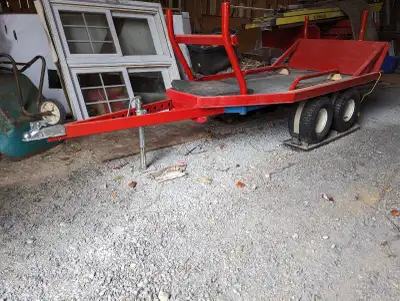 Je vends une remorque pour VTT robuste et fiable, parfaite pour transporter votre équipement sur tou...