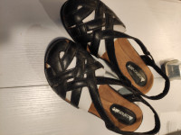 Sandals. Women's. New. Size 8.5 W. Cushionaire model.