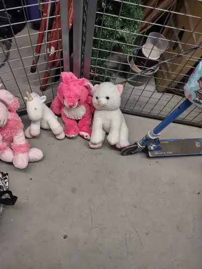 Je vends un lot de peluches douces et câlines, parfaites pour les enfants ou comme décoration. Elles...