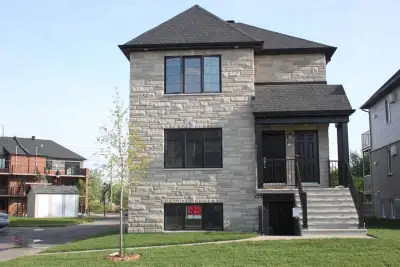 ─À louer : Découvrez ce superbe condo 4 1/2 situé au 2e étage ce condo moderne dans un triplex SÉPAR...