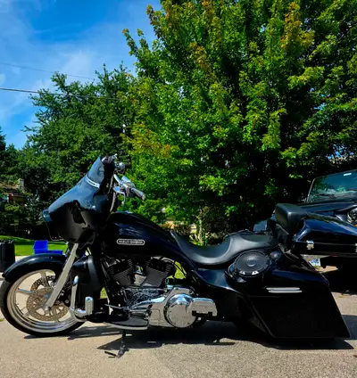 Custom Harley Bagger. Runs strong, lots of extras. 2009 Ultra 96ci 21" front Bad Dad kit Speakers Fe...