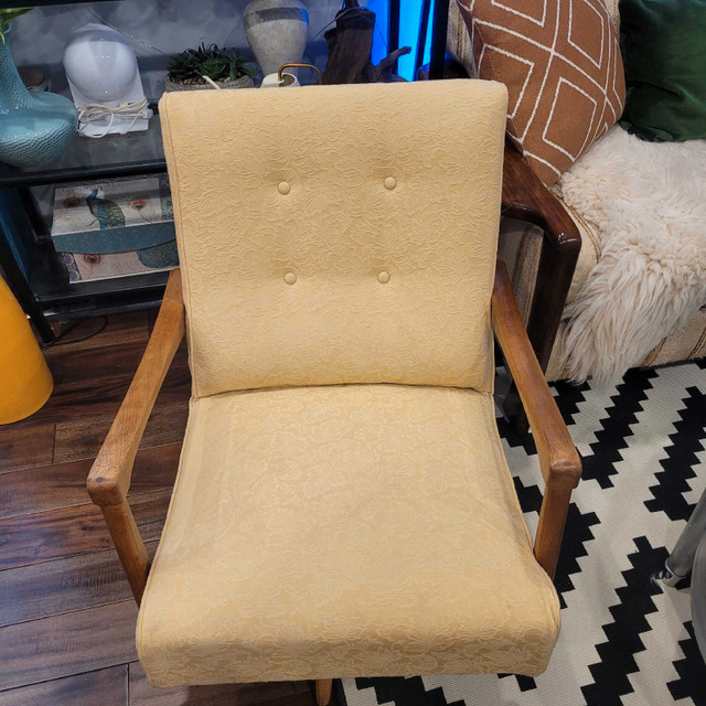 Vintage mid century armchair  in Chairs & Recliners in Markham / York Region