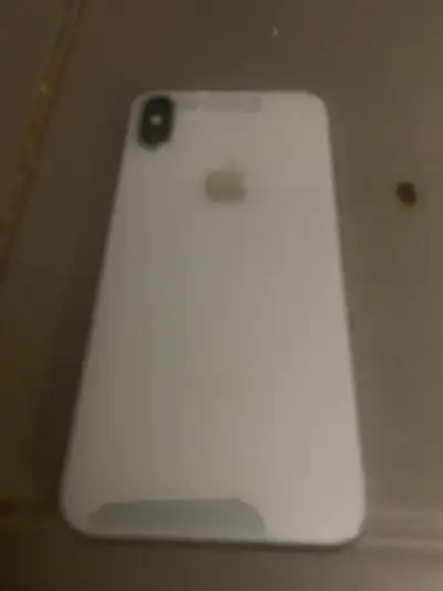 Has a few cracks on the left top & in the back but doesn’t affect the usage