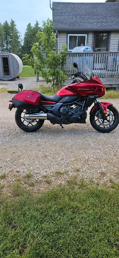 2016 honda ctx in like new condition with under 5000km. Honda hard saddlebags... very cheap to opera...