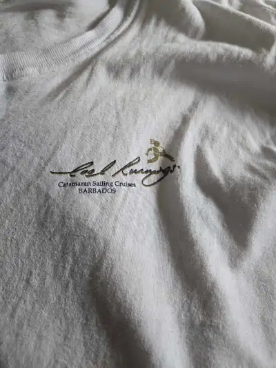 This is a cool, pre-owned Crew t-shirt, perfect for casual wear, with a stylish 'Cool Runnings Catam...