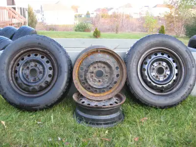 ***Les 2 roues avec pneu dans les photos sont vendu. Désolé!*** 4 roues 14" 5 trous à vendre. Mazda...
