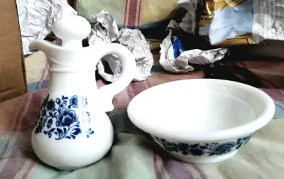 VINTAGE AVON WHITE MILK GLASS WITH BLUE FLOWERS PATTERN PERFUME BOTTLE SET, FROM LAST 70's, GREAT CO...