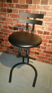 Tabourets stools en métal noir avec pied tournant