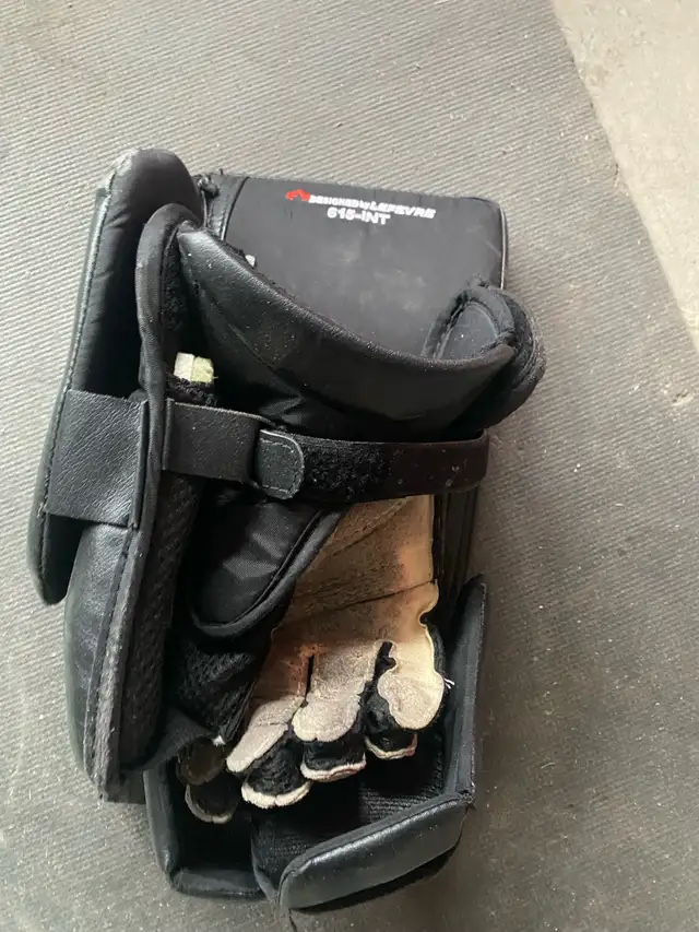 goalie blocker and catcher in Hockey in Lethbridge - Image 7