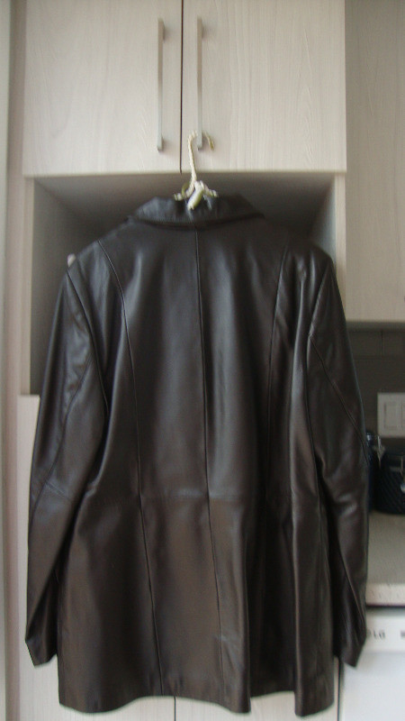 Manteau de cuir court flambant neuf (bas des fesses) dans Femmes - Autre  à Lévis - Image 2