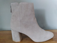 Women's Ankle Boots size 9 (Like New)