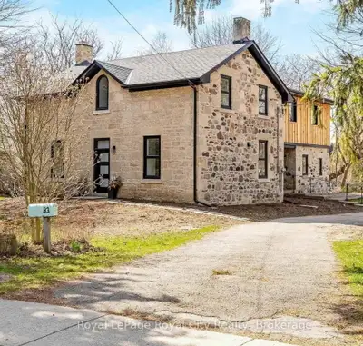 3-Bedroom Apartment in Historic Duplex, Woodlawn & Victoria
