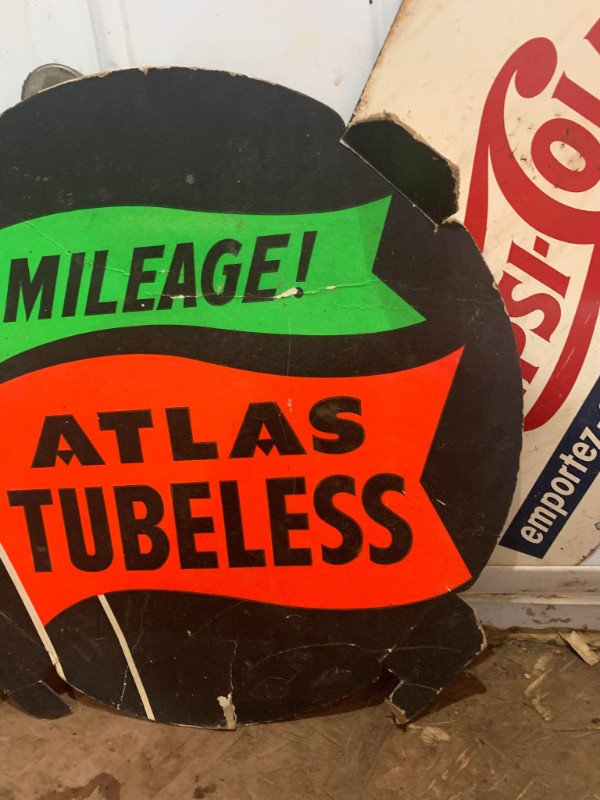 VINTAGE 1960's ATLAS TIRES TIRE INSERT SIGN in Arts & Collectibles in Summerside - Image 3