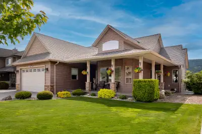 Thoughtful Design, Lasting Comfort – A Home That Fits Your Life Welcome to a well-crafted, custom-bu...