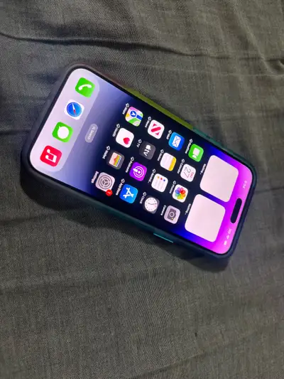 Phone works perfectly fine unlock 256 GB. The back is cracked. Doesn’t affect anything case included...