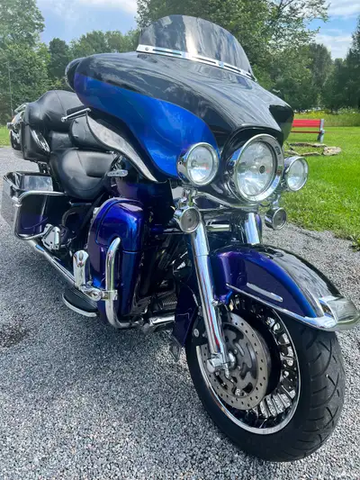 For Sale is a 2010 Harley Davidson Electra Glide Ultra Limited in Black Ice Pearl Paint( changes fro...
