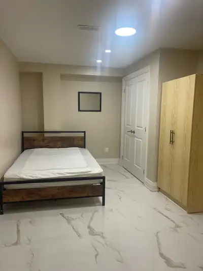 furnished room- couple welcome- walk to Kennedy stn