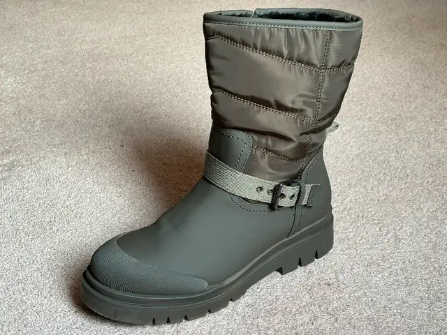 Winter boots waterproof size 11 warm like new63005665686275122