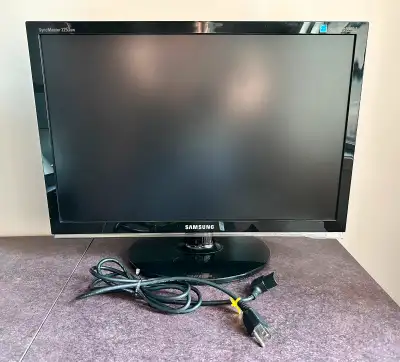 (English at bottom) Je vends un moniteur d'ordinateur usagé de marque Samsung, modèle 2253BW. Il est...