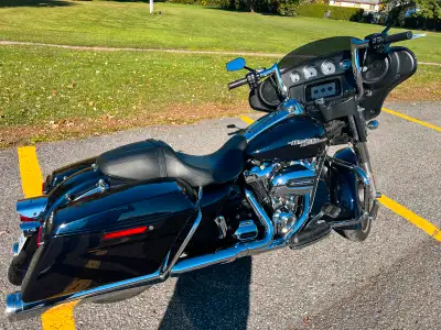 Only 17500 km. Mint Condition, no accidents, no drops, no scratches. 107 Screaming Eagle with Rineha...