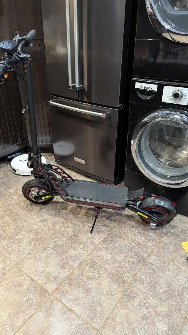 Kugoo G Booster trottinette in eBike in Longueuil / South Shore - Image 4