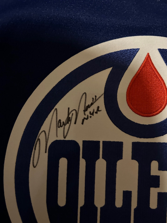 Signed Mark Messier Oilers Jersey in Hockey in St. Albert - Image 3