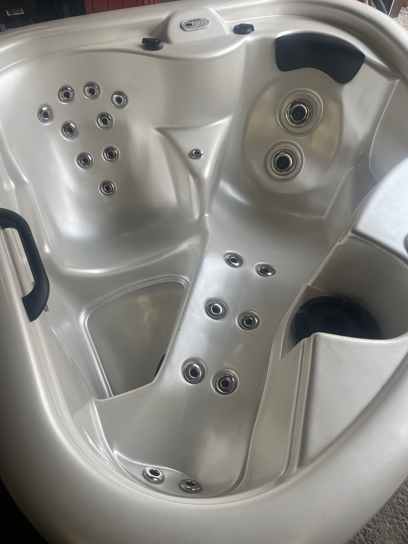 Four winns 2 person spa hot tub plug and play Hot Tubs & Pools