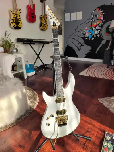 6 lefty guitars for sale ! 6 guitares gauchères à vendre!, View more
