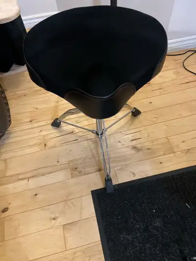 Selling a Tama Glide rider 1st chair drum throne in like new condition . No rips or tears or anythin...