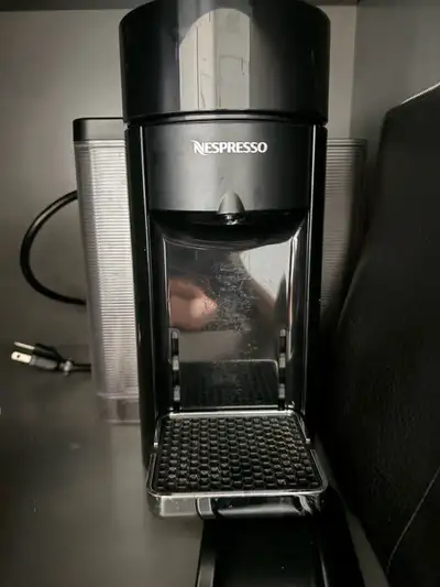Elevate your morning routine with this reliable, pre-loved Nespresso Vertuo Next coffee machine, fea...