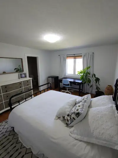 Large deluxe furnished room ensuite walk-in closet parking