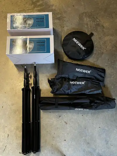 2X Neewar Vision 4 300 Watt Strobes - in box With controllers for Canon Cameras (comparable with any...