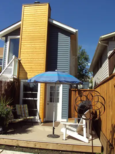 Spacious bright walk out in Strathcona Park SW
