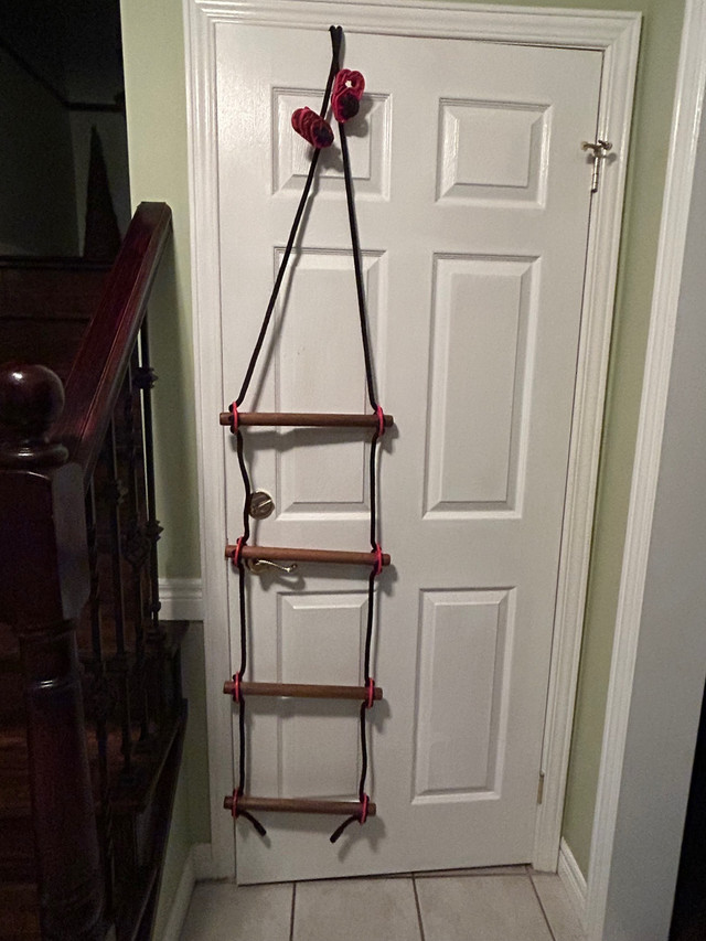 Ladder 8 feet in Outdoor Tools & Storage in Kitchener / Waterloo