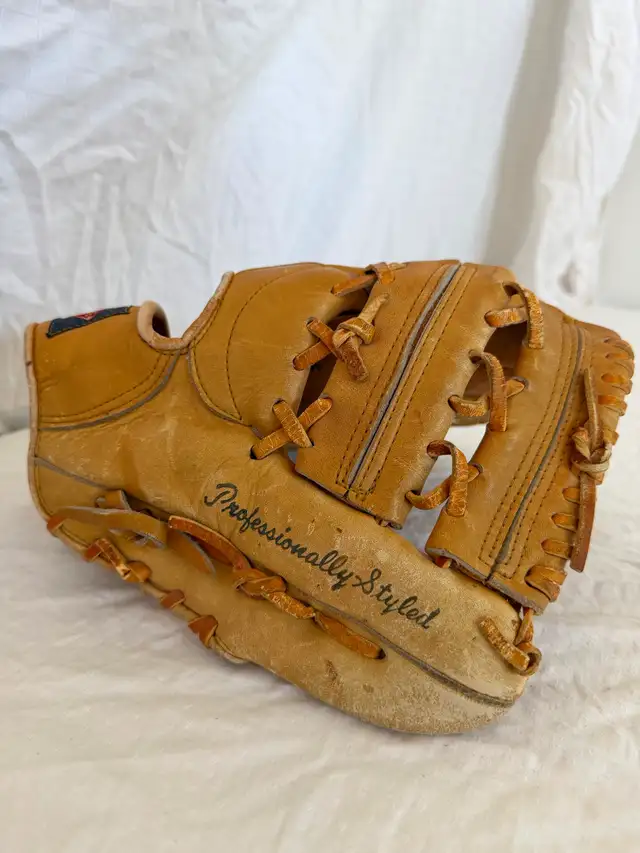 Vintage Diamante baseball glove PS-16 rawhide laced in Baseball & Softball in Hamilton - Image 4