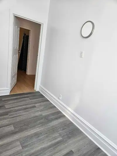 chambre à louer fermer proche de tous. metro de l'église. frigo cuisinier et electricite appel 514 5...