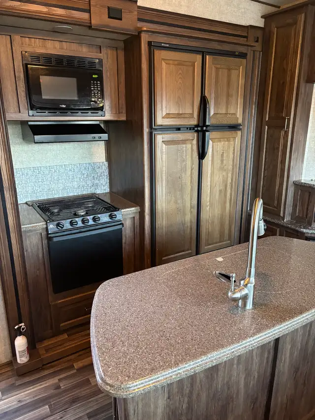 2015 keystone avalanch 5th wheel in Travel Trailers & Campers in Comox / Courtenay / Cumberland - Image 8