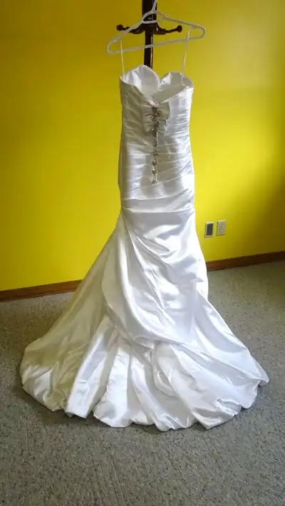 Wedding Dress Size 4 / 6, View more