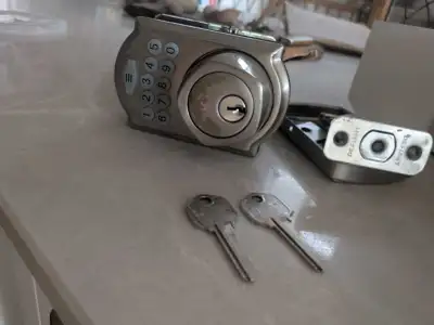 Works without code to lock and with key to unlock.