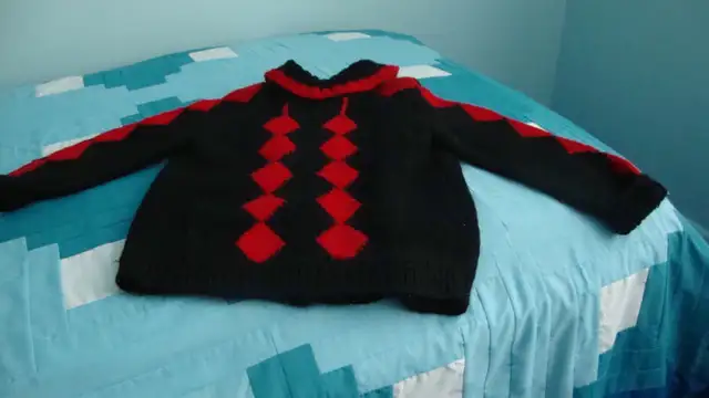 Veste de laine pour garçon, tricotée à la main in Hobbies & Crafts in Lévis - Image 3