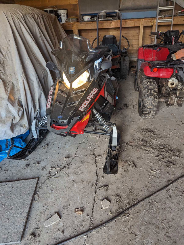 2012 Polaris switch back great snowmobile  in Snowmobiles in Guelph - Image 4