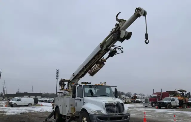 International 4300 Altec dm47 Digger Derrick 2014. in Other in Napanee - Image 3