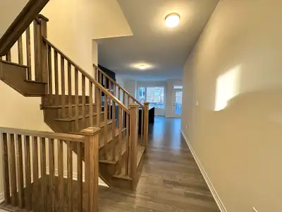 Private Bedroom for Female roommate available in oakville