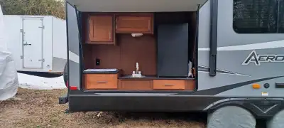 Roulotte aerolite 2014 25 pieds de plancher Un side out Cuisine extérieure Comprend deux ronds de ré...