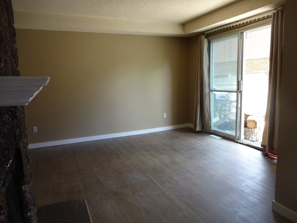 Southwood 2 bedroom townhouse, parking, balcony  $1480/m+ ut , 2
